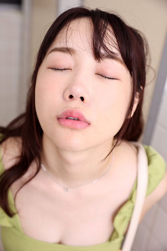 【VR】「もう我慢できない！いますぐここで挿れて◆エッチしよ」変態彼女がムラムラ誘惑…公衆男子トイレで絶叫イキSEX 椎名心春 サンプル 2