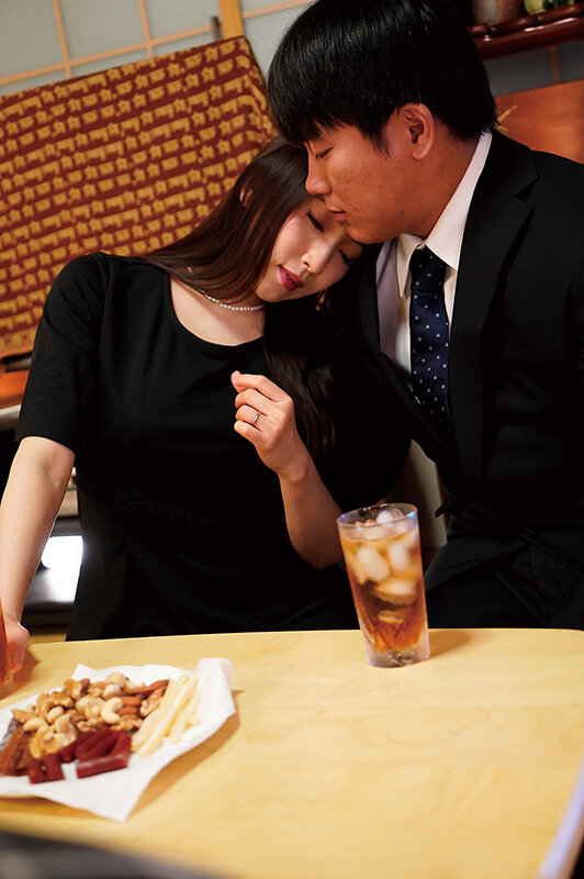 妻の母が未亡人となって三年目の夜 寂しげなその喪服姿の義母を抱きしめずにはいられなかった 妃ひかり サンプル 3