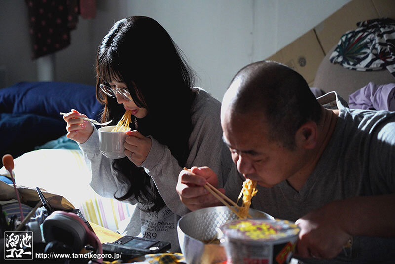 ゴミ部屋に住む俺（独身中年）が、隣に住む引きこもりゲーマー腐女子（アラサー）とSEXする話。 藍芽みずき サンプル 12