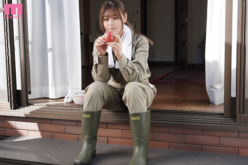 少子化が進みすぎて廃村寸前…！？実は脱いだら凄い美巨乳Gカップで村中の男を誘惑！排卵日は村中マラ喰い中出し求める農家の娘 佐山由依 サンプル 1