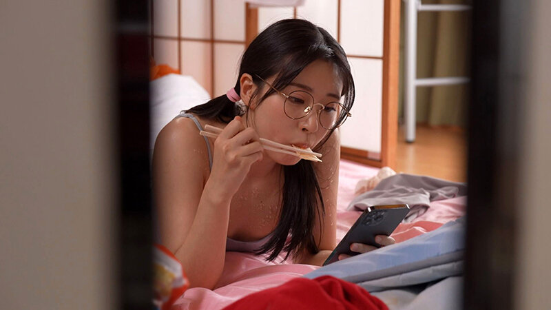喪女のくせにやりまん。自堕落に生きる義姉に恋をした僕の気持ちに気づいて、一夜限りのSEXを許してくれたひと夏の思い出。 皆月ひかる サンプル 11
