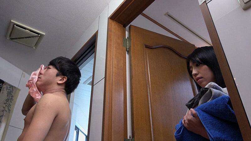 汗ばむおばの下着に思わず勃起してしまい…4時間 サンプル 10