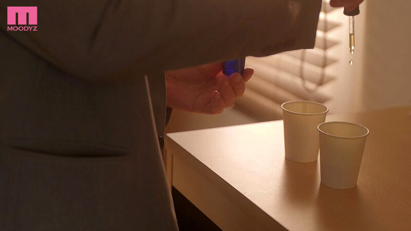 唾液と体臭が超～クサイ大嫌いなオヤジ上司のスメハラ被害にあった私が媚薬漬けでどこでも唾液ほしがるメスに改造された話 美園和花 サンプル 7