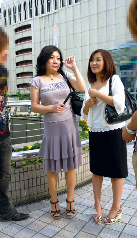 人妻ナンパ昭和生まれの熟妻平成生まれの艶妻夫とのセックスはご無沙汰で欲求不満の奥様に生でチン〇を挿入して濃厚ザーメン中出し発射15人5時間 サンプル 6