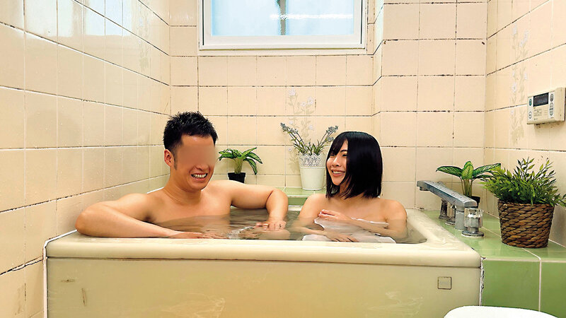 仲良し兄妹限定！せまーいお風呂で密着混浴体験！10年ぶりの兄妹風呂で妹のプリケツちらり！おっぱいポロリ！勃起が抑えきれずそのまま生中出しSEXしちゃいました！ サンプル 7