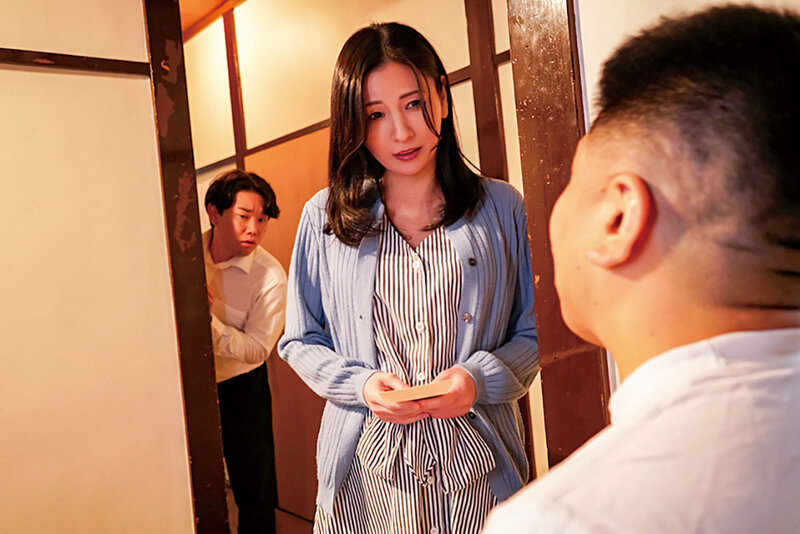 母が体を売っています 息子の学費を稼ぐため優しい母はスケベな男達の言いなりに… 月野ゆりね サンプル 8