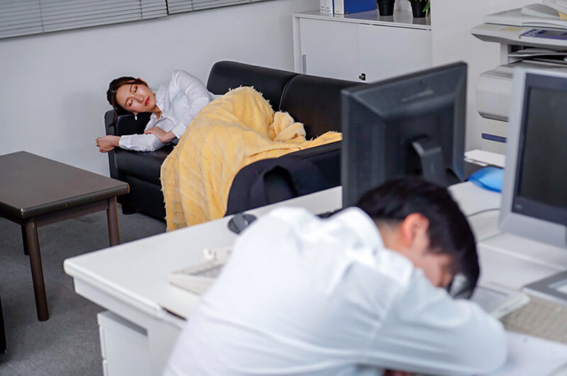 終電を逃した憧れの女上司と…におう蒸れたアソコを互いに舐め合い我慢できずにヌルっと挿入 背徳の居残りオフィスで残務処理 小谷舞花 サンプル 4