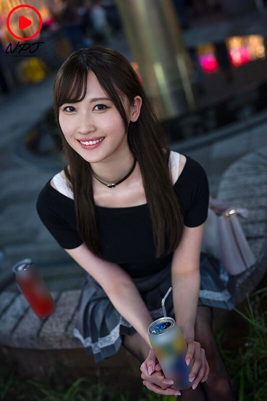 高●寺の駅前で見つけた美少女劇団員がAV出演！ 見た目は清楚！スタイル抜群！笑顔が可愛い小劇団の姫は酒ヤリマンの小悪魔ビッチ娘！今夜も広場でスト○ロ飲みながらヤリモク男のナンパ待ち！ サンプル 1