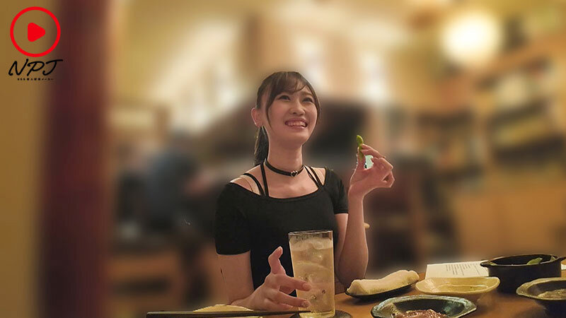 高●寺の駅前で見つけた美少女劇団員がAV出演！ 見た目は清楚！スタイル抜群！笑顔が可愛い小劇団の姫は酒ヤリマンの小悪魔ビッチ娘！今夜も広場でスト○ロ飲みながらヤリモク男のナンパ待ち！ サンプル 2