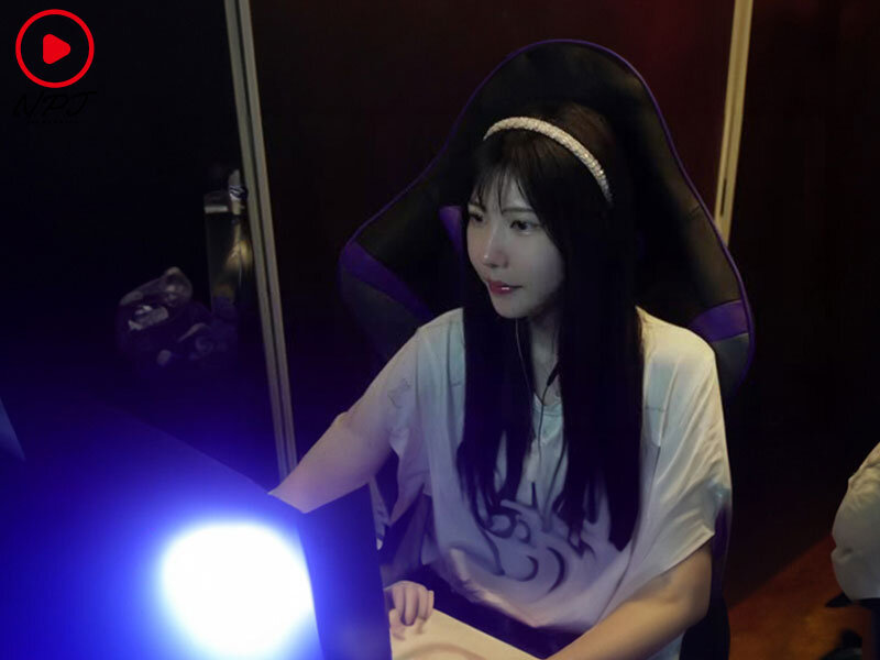 ゲーマーお姉さんの配信に課金しまくってたらオフパコできたよ！！ ミズキさん2〇歳 ゲームとコスプレ大好きな引きこもりお姉さん サンプル 2