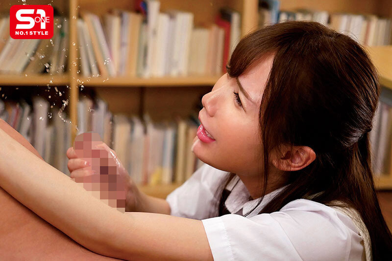 恥ずかしいけど超快楽！ 可愛くてノリがいい小悪魔たちが射精してもシコシコ止めない男の潮吹き50連発