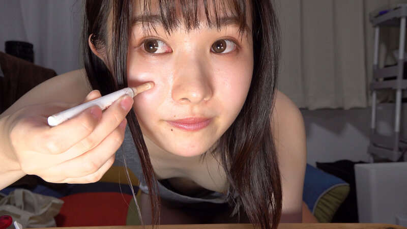 メイク動画で前屈み乳首チラする女の子たち サンプル 2