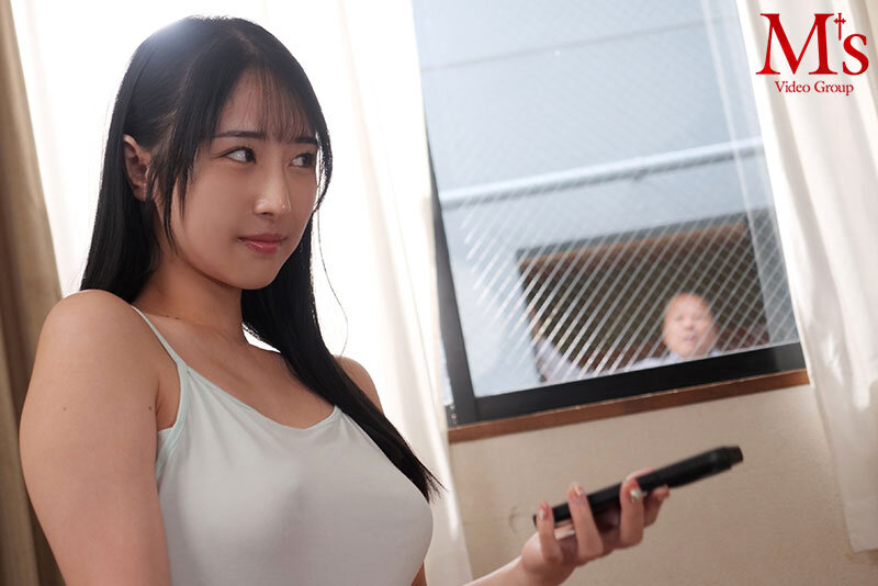 男なら絶対断れない！ とてつもなくいやらしい下着姿で中年おやじに見せつけ誘惑してくる向かいの部屋の露出狂お姉さん 小野坂ゆいか サンプル 1