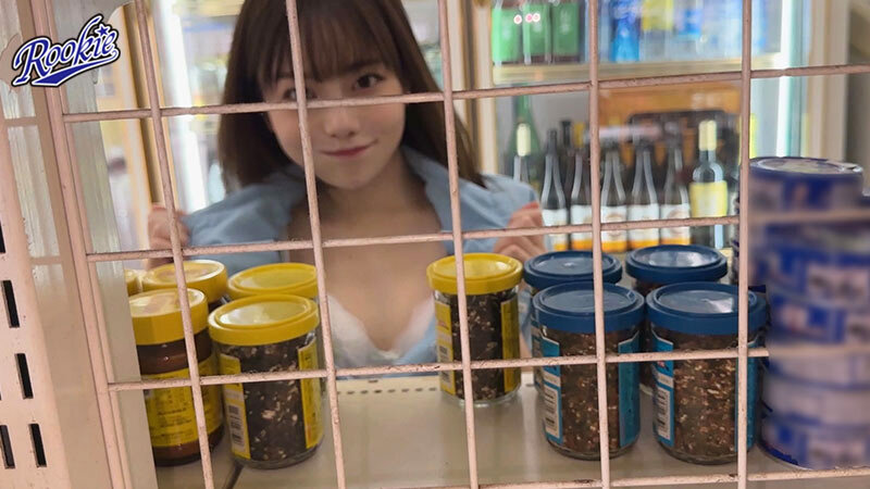 性欲溢れたコンビニバイト彼女は客がいるのにバイトテロ密会＆時短エロ奉仕でザーメンぶっこ抜き！！仕事終わりも変態オマ●コフル稼働でハメまくる24時間ド発情営業。 秋元さちか サンプル 2