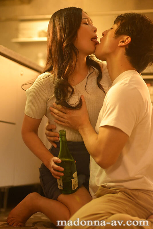最愛の母と飲み交わした一夜。酒と潮吹きに溺れて大人になった僕。 一色桃子 サンプル 5