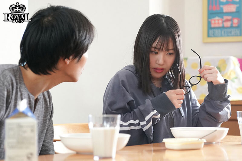僕の姉は地味で控えめですが、眼鏡を外すと、絶世の美女で我慢できず迫ったら素股からの生挿入で初中出しをさせてくれました。 夕木こいろ サンプル 1