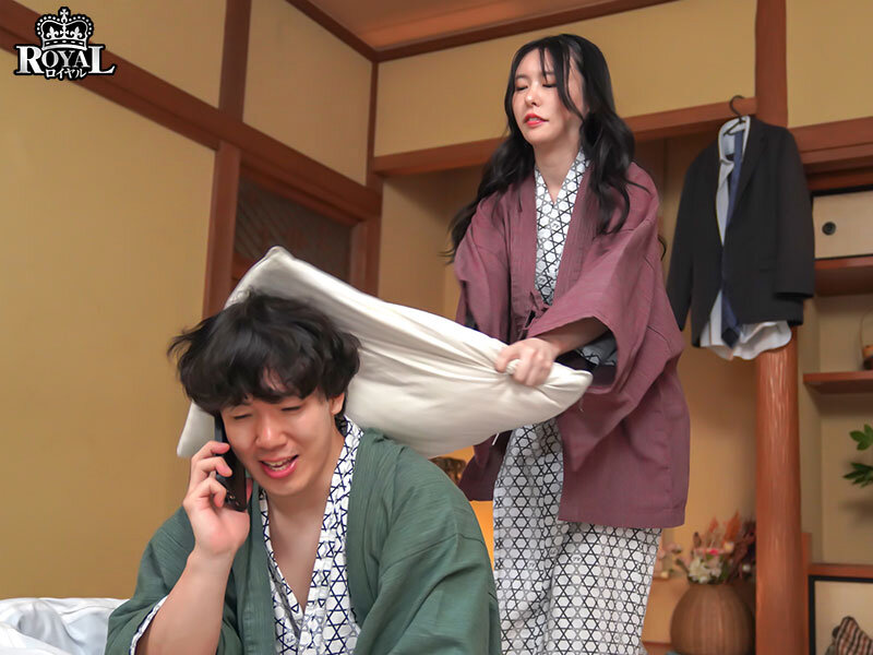 朝起きたら部屋に浴衣がはだけた後輩女子社員！いつも生意気で悪態ばかりついてくるのに、甘えてきたので… 黒島玲衣 サンプル 11