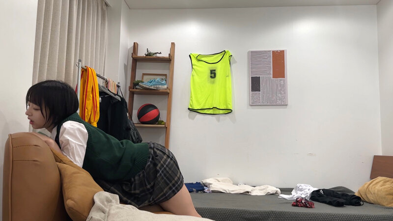 制服少女が部屋で1人でムラムラして…秘密の自慰をこっそり隠し撮り。声を漏らして快感に没頭する無防備な角オナ盗撮。その後凸してビショ濡れま●こSEXした。 サンプル 5