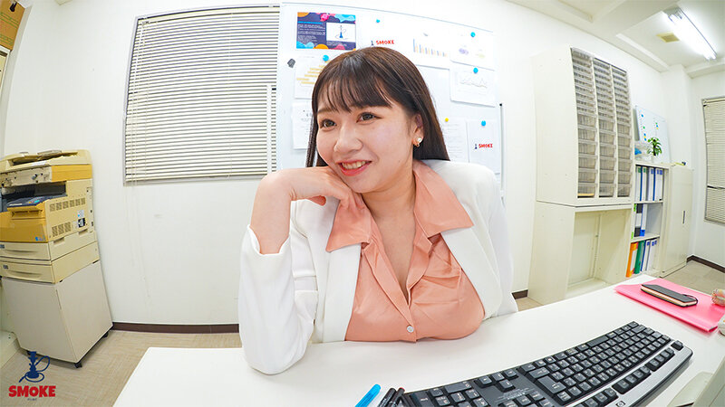 【パイズリセクハラ】パッツン熟ぱい挑発で若手ち○ぽをビンビン勃起させ乳圧挟射で何度も抜いてくる色白巨乳人妻女上司 小坂ひまり サンプル 1