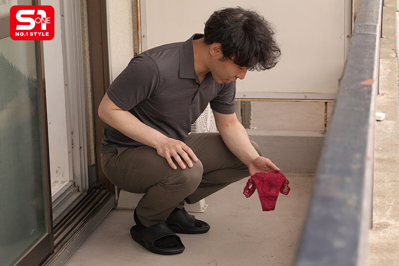 風で飛んできた下着を返しにいくたびに 谷間丸出しで微笑んでくる隣人のLカップお姉さん 鷲尾めい サンプル 1