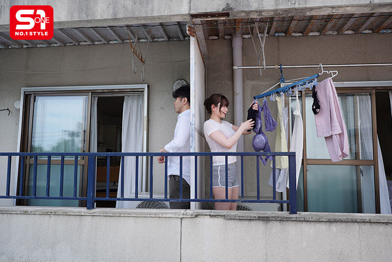 風で飛んできた下着を返しにいくたびに 谷間丸出しで微笑んでくる隣人のLカップお姉さん 鷲尾めい サンプル 2