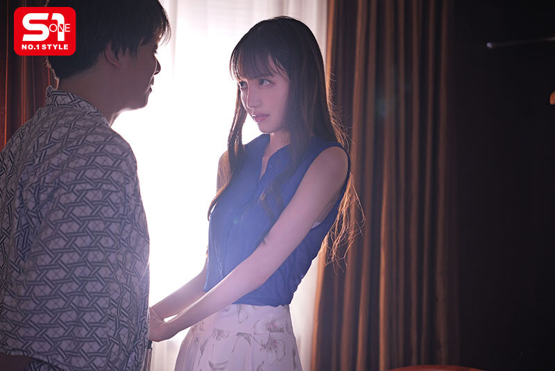 ロケ先で軽蔑している中年セクハラプロデューサーとまさか相部屋に… 朝まで続く絶倫性交に不覚にも感じてしまった地上波アイドル 石田佳蓮 サンプル 1
