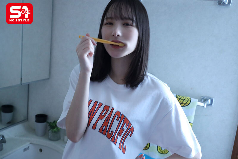 ヤリサーの男達に雑に寝取られといてピースなんかすんなよ… 僕の大切な年下彼女が大学のチャラ男たちとノリノリSEXを楽しんでいた…。 村上悠華 サンプル 1