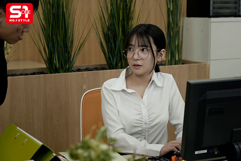 大人しい新入女子社員を一泊出張に同行させ相部屋に連れ込むと…まさかのド淫乱メスに変身して精液透明になるまで絞りヌカれた… 乃坂ひより サンプル 1