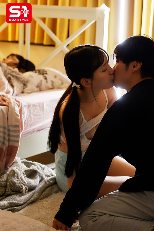 近い！近い！！近い！！！超至近距離で100％キスできる雰囲気を出してくる彼女のあざと妹 三田真鈴 サンプル 8