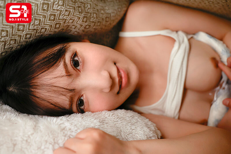 近い！近い！！近い！！！超至近距離で100％キスできる雰囲気を出してくる彼女のあざと妹 三田真鈴 サンプル 9