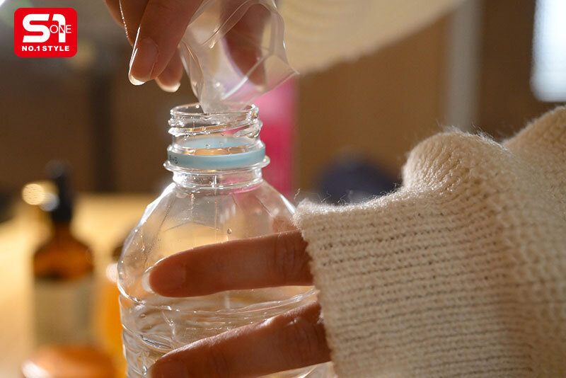 金松季歩、媚薬で飛ぶ 毎日こっそり媚薬漬けにした10日後のガンギマリビッチ サンプル 1