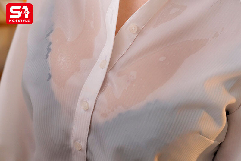 大きな谷間とゆるゆるのキャミソールからモロ見えする乳輪に、俺の理性崩壊。終電なくなり部下の家に誘われた夜の無防備誘惑NTR 南沢海香 サンプル 3