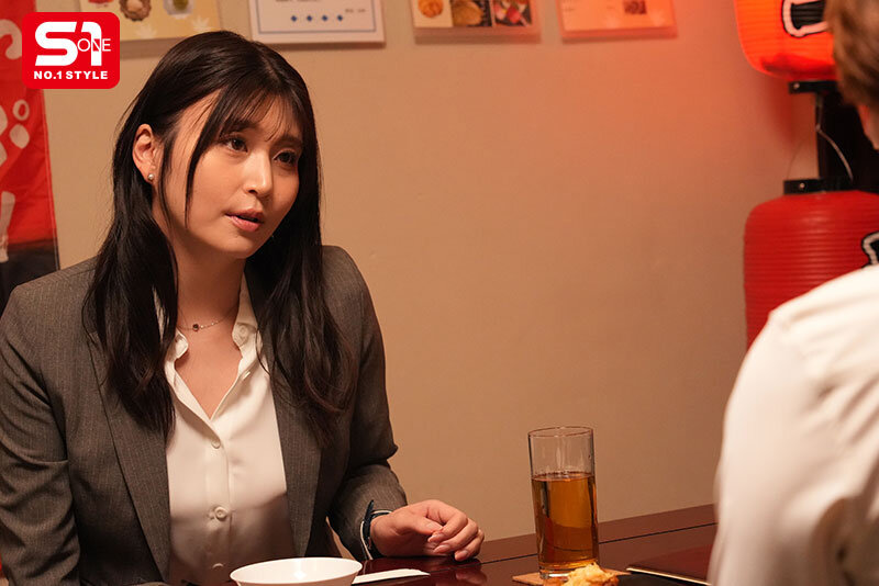ダイナミックボディな巨乳美女のイタズラ誘惑を真に受けた童貞部下が10射精 Iカップキャリア女上司相部屋 東実果 サンプル 2