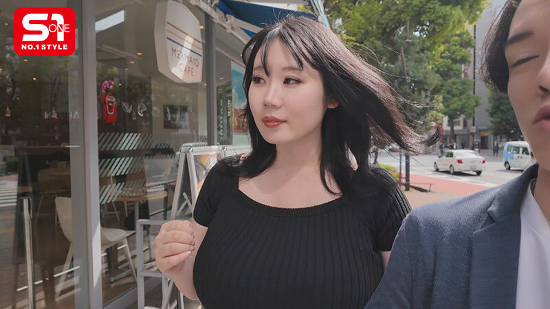 街行く男の視線を独占する 10度見級Kカップのエッロい女を連れて デカ乳露出街ぶらりした後ホテルに入って即ハメSEXしたくない？ みなみ羽琉 サンプル 2