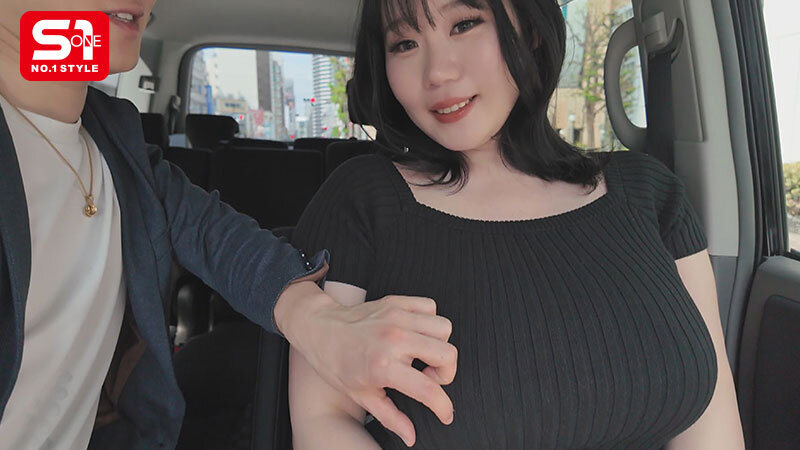 街行く男の視線を独占する 10度見級Kカップのエッロい女を連れて デカ乳露出街ぶらりした後ホテルに入って即ハメSEXしたくない？ みなみ羽琉 サンプル 4