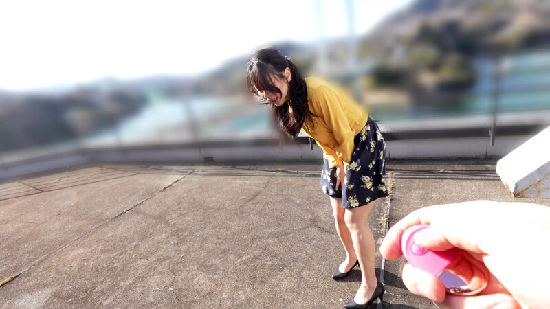 奥様プレバトリモバイ 刺激が欲しい人妻が赤面イキ連発 まんねりに悩む五芭さんをベロチューと猥褻リモバイで連れ回し悶絶失禁させたところ… 五芭 サンプル 10