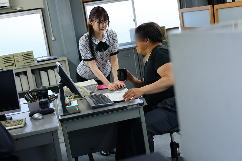中小建設会社に勤める事務員の真面目な彼女が、肉体労働者に犯●れ、見た目も自尊心も壊されていく…この後、めちゃくちゃベロキス種付け連続中出しされた話… 千川とわ サンプル 1