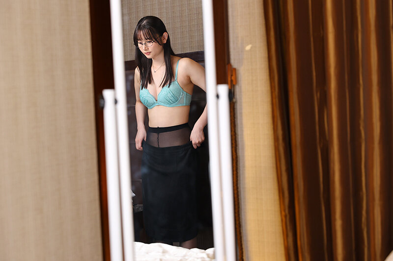 【VR】【8K VR】「ごめんなさい、部屋押さえてなくて」仕事が出来ない新卒女子とホテル相部屋。シャワールームはまさかの透けガラス。彼女のシャワー姿で思わず興奮してしまった僕は… 静河 サンプル 4
