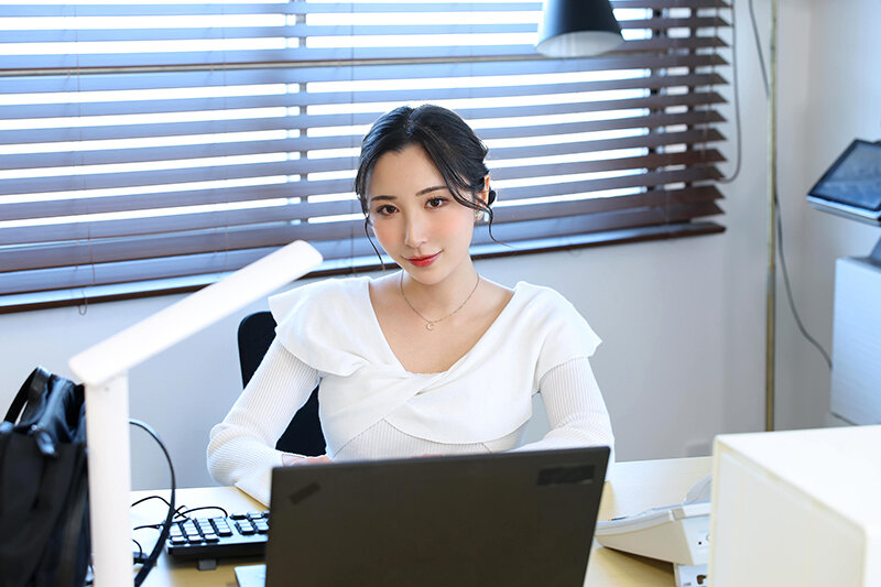 【VR】【8K VR】僕が夜通し仕事に没頭できるのは、漫画BODYな女上司が、みんなが帰った後に超天井特化アングル‘よしよーし‘おっぱい吸い杭打ちピストンで無限に射精させられるから。北野未奈 サンプル 2