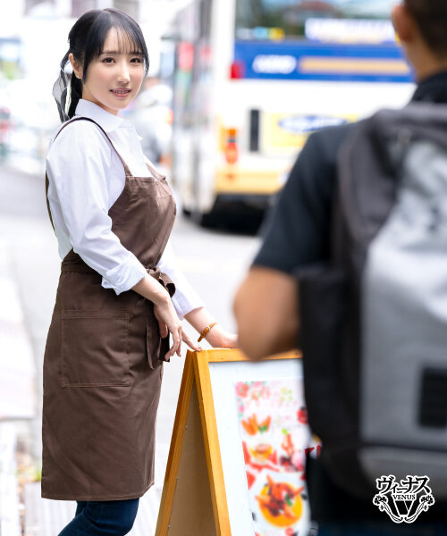 バイト先で働く美しい人妻を家に連れ込み中出しセックス 小野坂ゆいか サンプル 9
