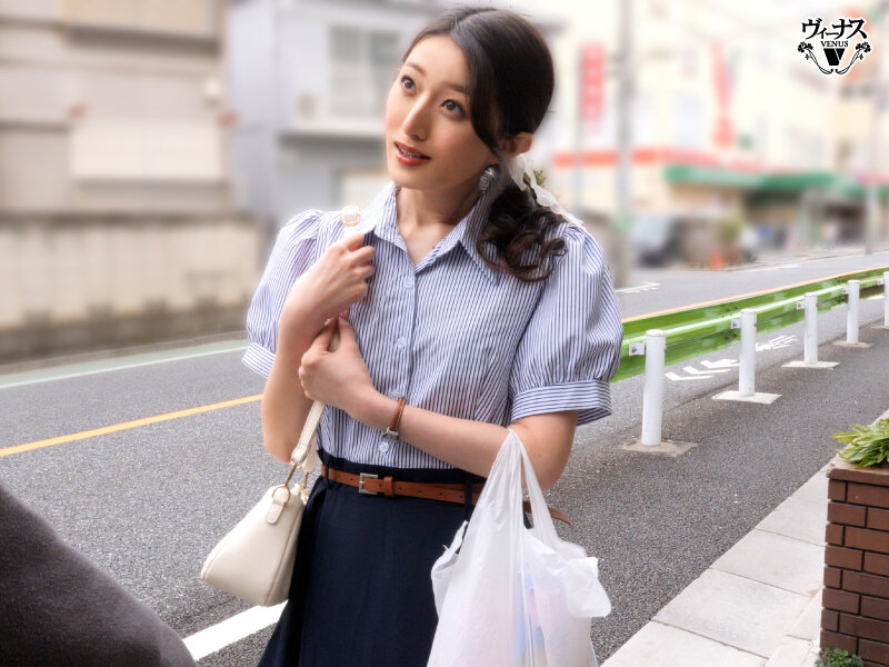 勉強と中出しを教えてくれる図書館で働く憧れの人妻司書 足立美緒 サンプル 4