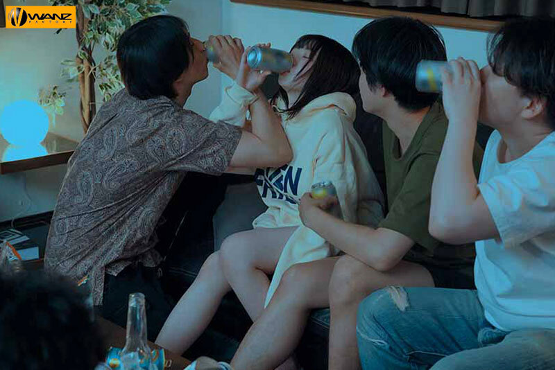 片思いしていた隠れ巨乳女子がサークル飲みでヤリチン男たちにドロ酔い中出し輪●無意識アクメさせられてるのを見て鬱勃起する童貞陰キャの僕… 小坂ひまり サンプル 1