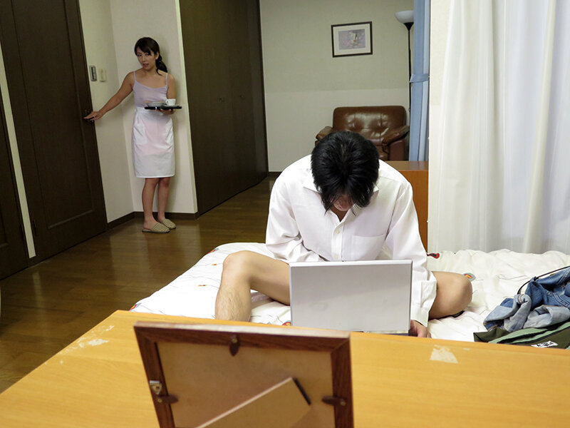 「一人でやるなら母さんが抜いてあげるぅ～こんなにビンビンになってるぅ～」オナニーしていたら母が入ってきて… 4時間8人 サンプル 1